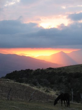 Auringonlasku vuorella.