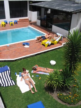 Asuntolan asukit palvomassa aurinkoa.