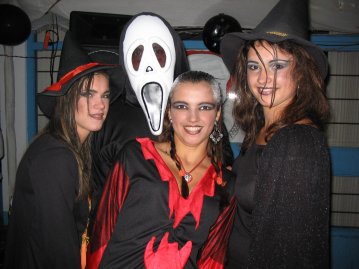 Luda, Kari, Olga ja Luba juhlimassa.