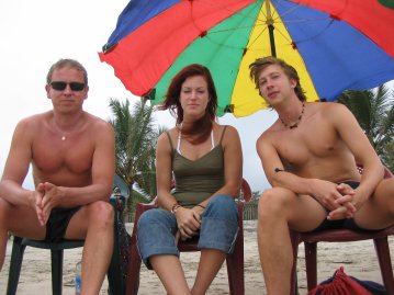 Kari, Eva ja Tycho rannalla.