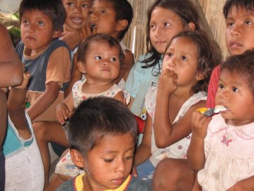 Kyl&auml;n lapset ihmettelem&auml;ss&auml; turisteja.