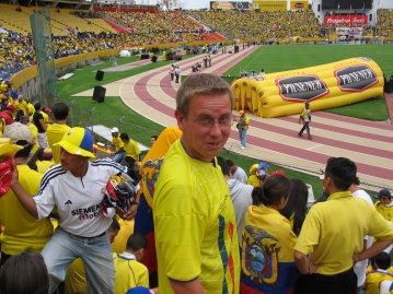 Kari jalkapallo-ottelussa.