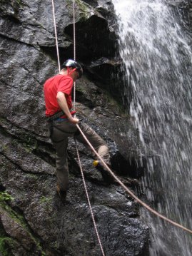 Peter kapuamassa alas vesiputousta.