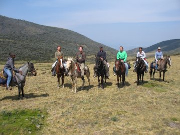 Ratsastajat vuorella.