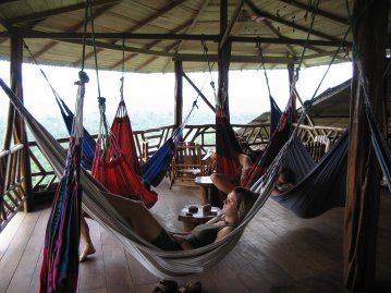 Loikoilua riippumatossa.