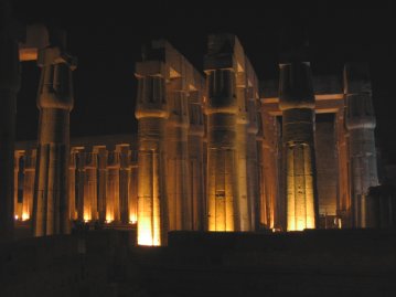 Luxorin temppeli y&ouml;ll&auml;.