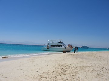 Vene saaren rannassa.