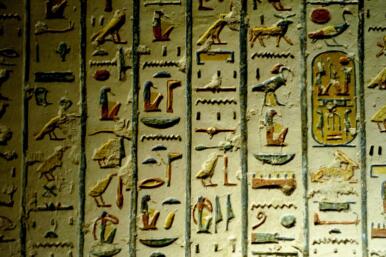 Hautakirjoituksia kunikaitten laaksossa.