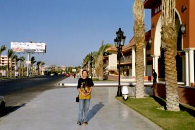 Niina hotellimme edess� olevalla kadulla.