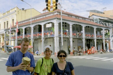 Oliver, Niina ja Sheila Iron Housen edess�.