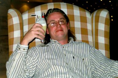 Kari nauttimassa Pina Coladasta.