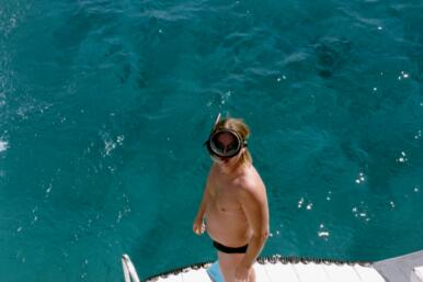 Kari menossa uimaan.