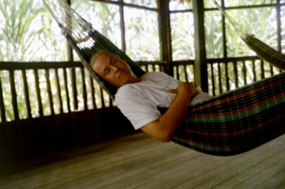 Kari p�iv�unilla riippumatossa.