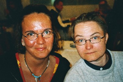 Minna ja Soila kaupungilla.