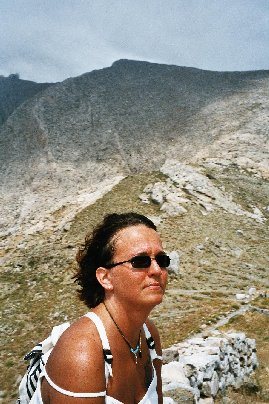 Minna istuskelemassa vuorella.