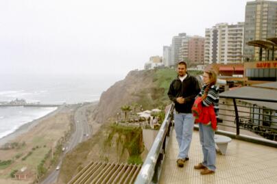 Niina ja Carlos katselemassa valtamerta.