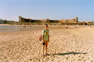 Niina hotellimme rannassa.