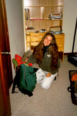 Niina pakkaamassa Amazonin matkaa varten.