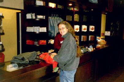 Niina shoppailemassa Hard Rock Cafeessa.