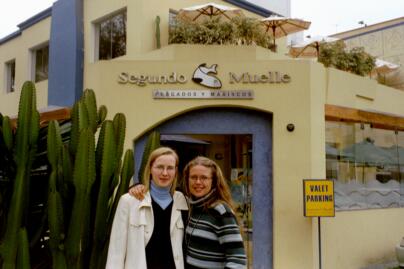 Nina ja Niina kalaravintola Segundo Muellen edess�.