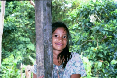 Pieni tytt� kyl�ss� Amazon joen varrella.