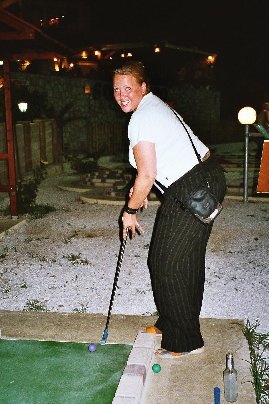 Milja minigolffaamassa.