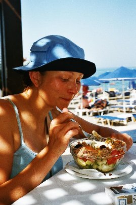 Milla ja kreikkalainen salaatti.