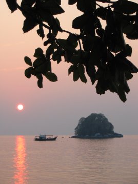 Vene ja auringonlasku.