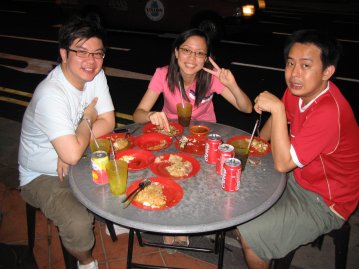 Gregory, HueyFen ja Don ruokailemassa.