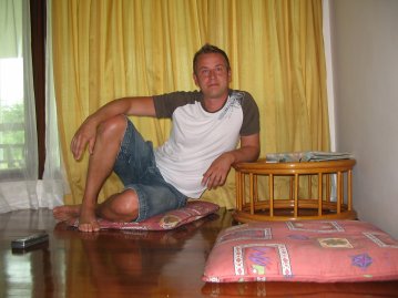 Kari hotellihuoneessa.