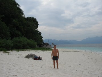 Kari rannalla menossa snorklailemaan.