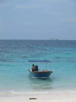 Vene noutamassa meit&auml; snorklailemaan.