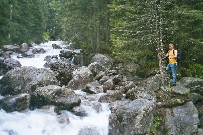 Kari kosken reunalla.