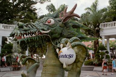 Lohik��rme Sentosan saarella.