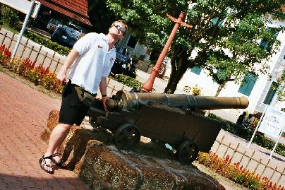 Roger linnoituksen raunioilla Melakassa.