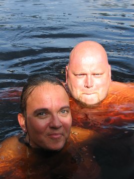 Minna ja Ari uimassa.