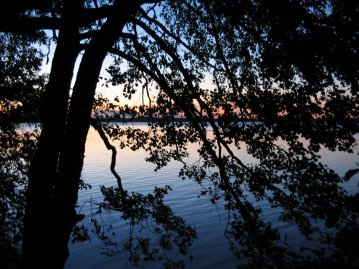 J&auml;rvi keskell&auml; y&ouml;t&auml;.