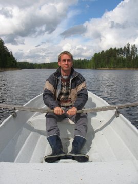 Kari soutlelemassa Koiraj&auml;rvell&auml;.