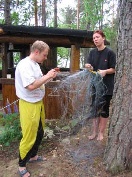 Edi ja Kipa verkkoja selvitt&auml;m&auml;ss&auml;.