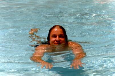 Virkist�v� uinti taloyhti�n altaassa.