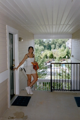 Niina matkalla uimaan.