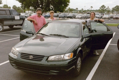 Bert, Susan ja Niina kent�ll�.