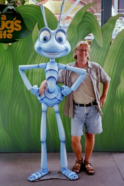 Kari kuvauttamassa itse��n paikallisen julkkiksen kanssa.