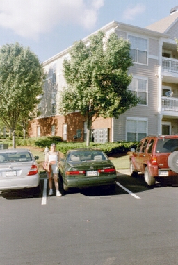 Niina ja auto asunnon edustalla.