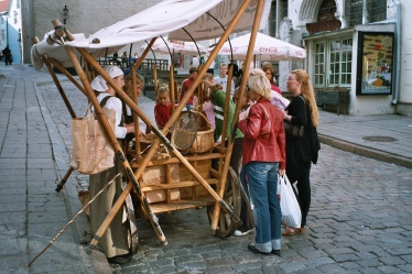 Tiia ja Tanja kaupungilla.