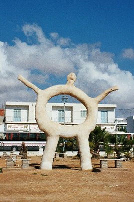 Yksi Mahareksen monesta patsaasta.