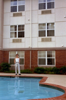 Niina hotellin altaalla. Huoneemme on hotellin toisessa kerroksessa.