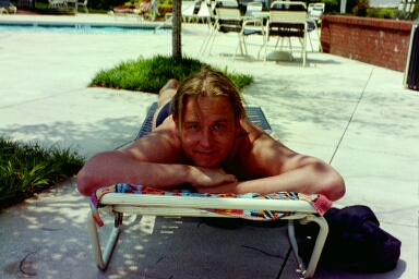 Kari l�h�ilem�ss� asuinalueen altaalla.