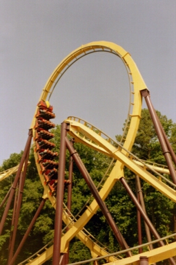 Yksi Six Flagsin lukuisista vuoristoradoista.