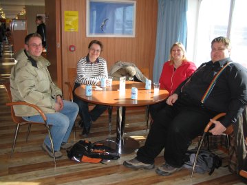 Kari, Soila, Arja ja Santtu laivalla.